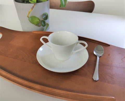 Tasse à deux poignées et soucoupe en porcelaine